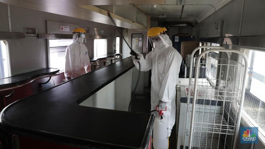 Melihat penyemprotan disinfektan di kereta api di salah satu stasiun di Jakarta.