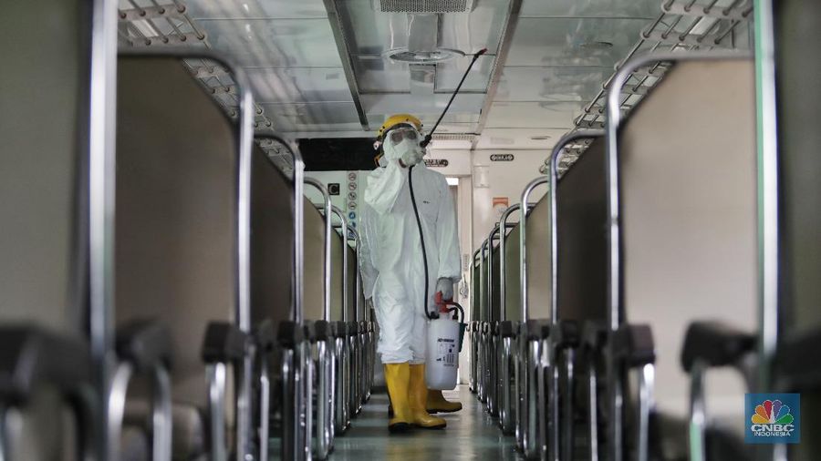 Sarana Kereta Api Disemprot Disinfektan Untuk Mencegah Penyebaran Virus Corona. (CNBC Indonesia/Tri Susilo)