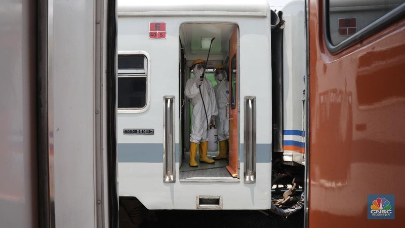 Melihat penyemprotan disinfektan di kereta api di salah satu stasiun di Jakarta.