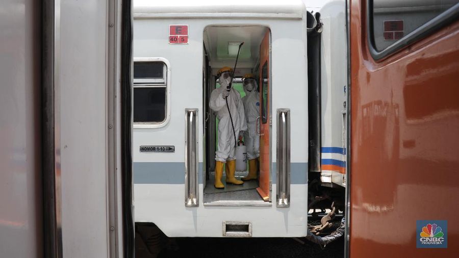 Sarana Kereta Api Disemprot Disinfektan Untuk Mencegah Penyebaran Virus Corona. (CNBC Indonesia/Tri Susilo)