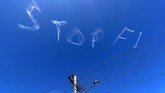 Langit Sydney berhias tulisan 'Stop F1' pada Rabu (11/3) terkait permintaan menunda balapan GP F1 Australia 2020 karena isu corona. Balapan pun resmi dibatalkan menyusul salah seorang staf tim F1 dinyatakan positif terjangkit virus yang menyerang sistem pernapasan itu. (Photo by DAVID GRAY / AFP)