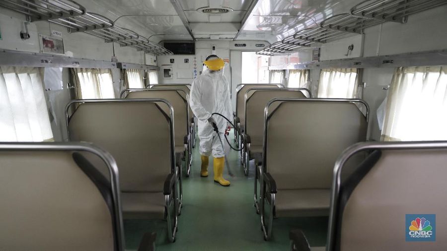 Sarana Kereta Api Disemprot Disinfektan Untuk Mencegah Penyebaran Virus Corona. (CNBC Indonesia/Tri Susilo)