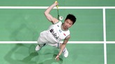 Kevin Sanjaya Sukamuljo bersiap melepaskan pukulan sambil melompat dalam ajang badminton tertua, All England. (Morgan Harlow/PA via AP)