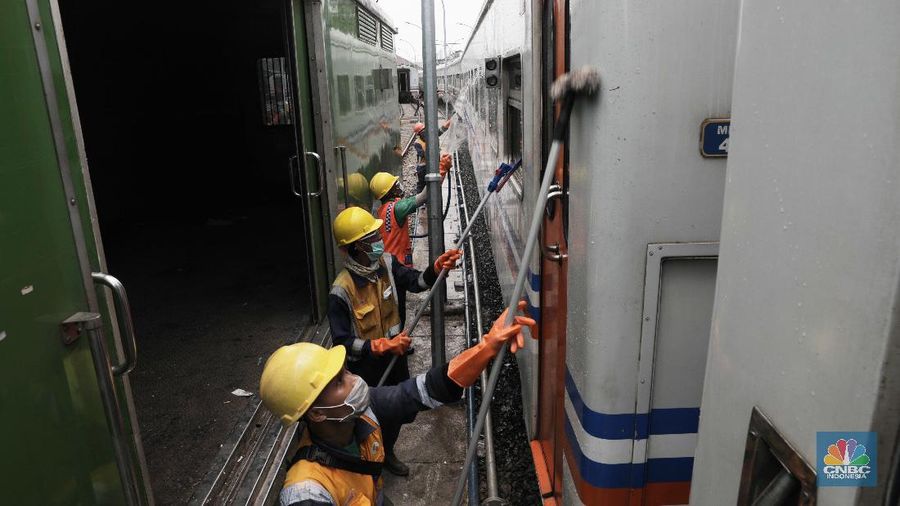 Melihat penyemprotan disinfektan di kereta api di salah satu stasiun di Jakarta.