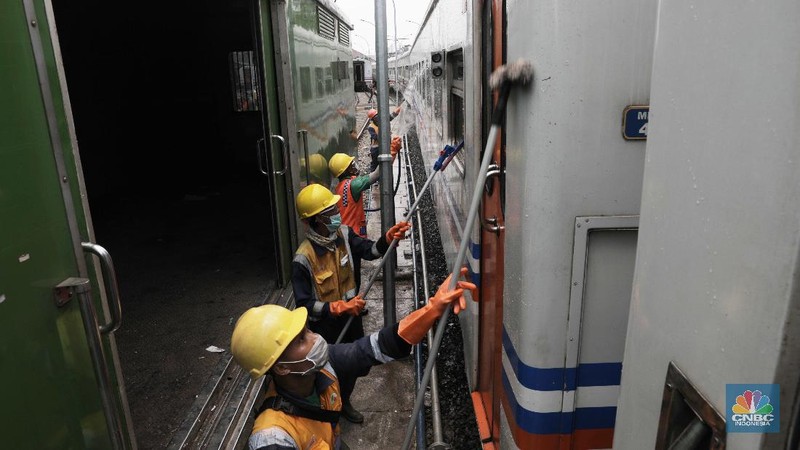 Melihat penyemprotan disinfektan di kereta api di salah satu stasiun di Jakarta.