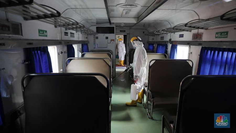 Sarana Kereta Api Disemprot Disinfektan Untuk Mencegah Penyebaran Virus Corona. (CNBC Indonesia/Tri Susilo)