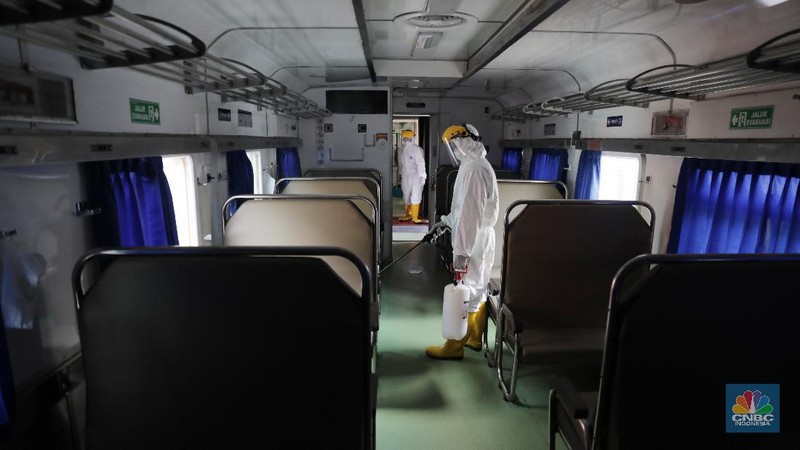 Melihat penyemprotan disinfektan di kereta api di salah satu stasiun di Jakarta.