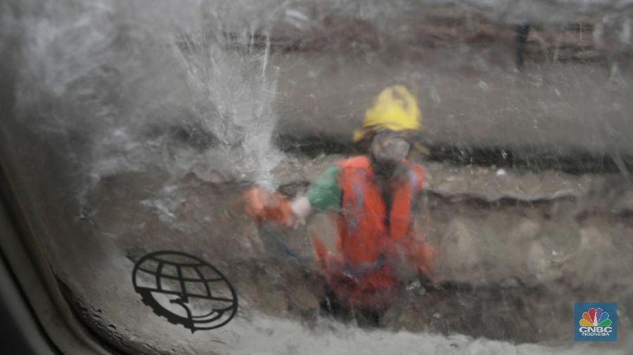 Melihat penyemprotan disinfektan di kereta api di salah satu stasiun di Jakarta.