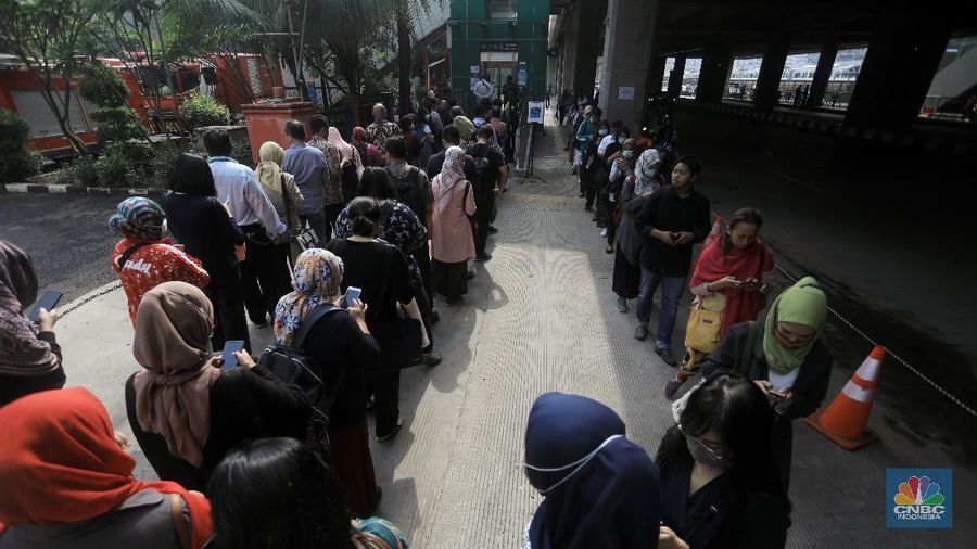 Banyak penumpang MRT yang terpaksa mengantre panjang imbas dari kebijakan pembatasan gerbong dan jam operasional dalam mencegah penyabaran virus Corona.