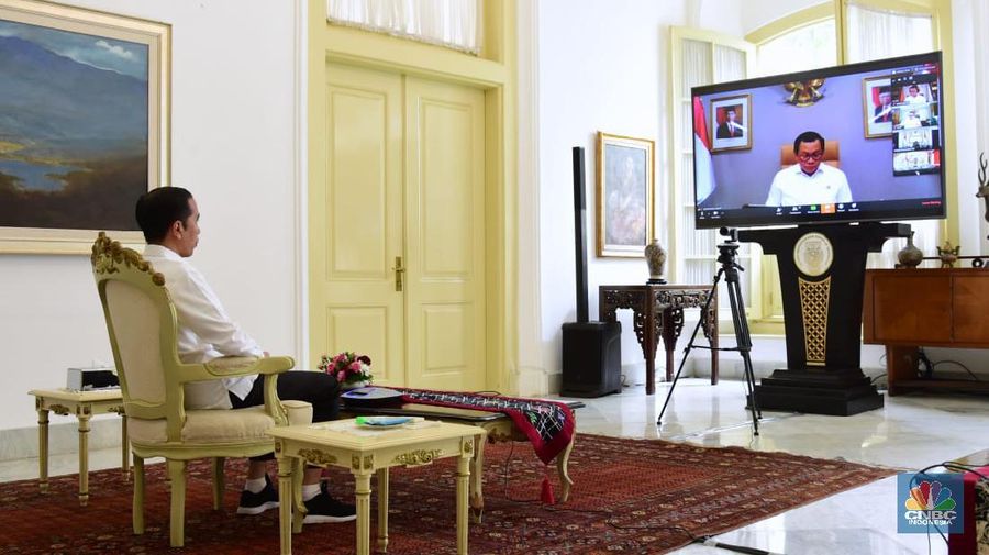 Presiden Joko Widodo (Jokowi) memimpin rapat terbatas dengan topik membahas percepatan ekonomi menghadapi tekanan virus corona, Senin (16/3/2020).