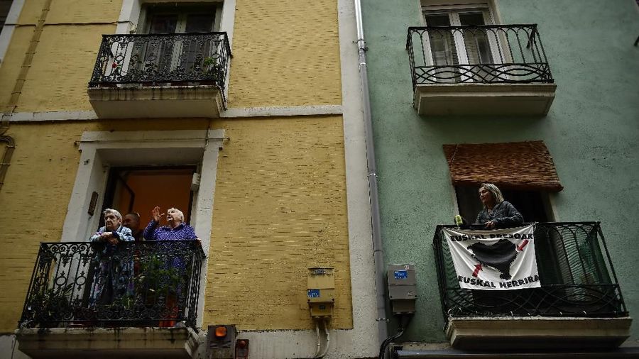 Spanyol kini memasuki lockdown. Namun sejumlah masyarakat bertepuk tangan dari balkon mereka. Ini merupakan cara mereka berterima kasih kepada staf medis.
