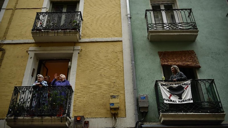 Spanyol kini memasuki lockdown. Namun sejumlah masyarakat bertepuk tangan dari balkon mereka. Ini merupakan cara mereka berterima kasih kepada staf medis.