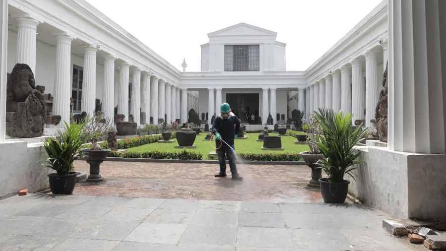 Upaca Pencegahan Covid-19 dengan Penyemprotan disinfektan di Museum Nasional (CNBC Indonesia/Tri Susilo)