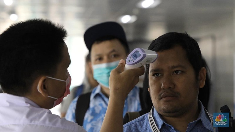 Banyak penumpang MRT yang terpaksa mengantre panjang imbas dari kebijakan pembatasan gerbong dan jam operasional dalam mencegah penyabaran virus Corona.