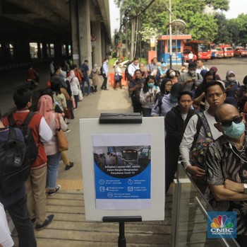 Penampakan Antrean Penumpang MRT yang Mengular di Lebak Bulus