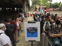 Penampakan Antrean Penumpang MRT yang Mengular di Lebak Bulus
