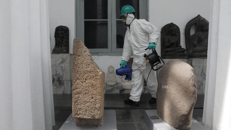 Upaca Pencegahan Covid-19 dengan Penyemprotan disinfektan di Museum Nasional (CNBC Indonesia/Tri Susilo)