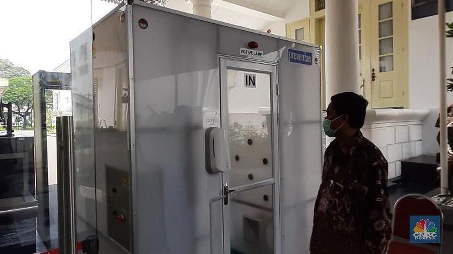 Dari Menteri, Wartawan, hingga tamu harus melewati bilik disinfektan tanpa kecuali. (Chandra Gian Asmara/CNBC Indonesia)