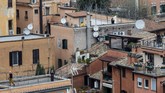 Italia memutuskan untuk mengisolasi seluruh kegiatan sosial (lockdown) demi memperlambat penyebaran virus corona. (AP Photo/Domenico Stinellis)