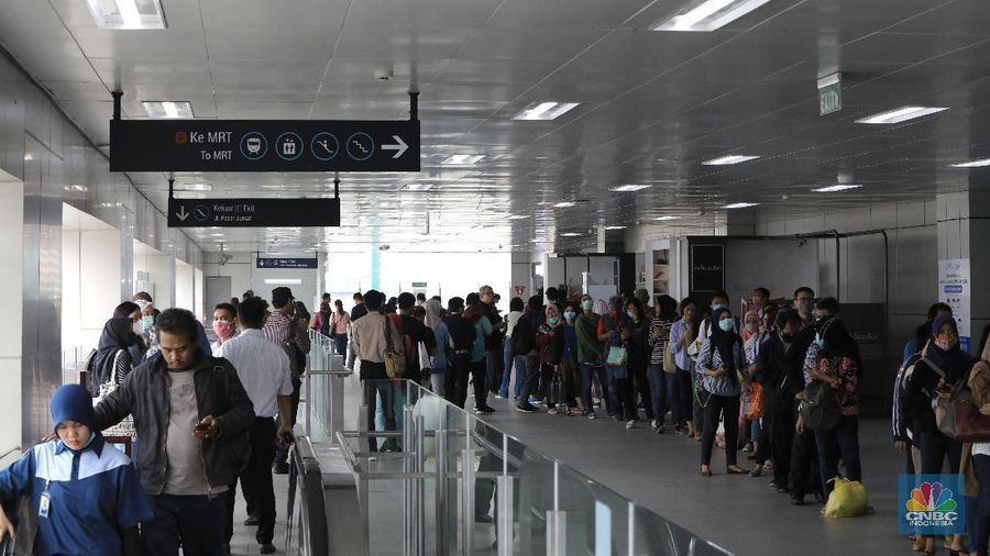Banyak penumpang MRT yang terpaksa mengantre panjang imbas dari kebijakan pembatasan gerbong dan jam operasional dalam mencegah penyabaran virus Corona.