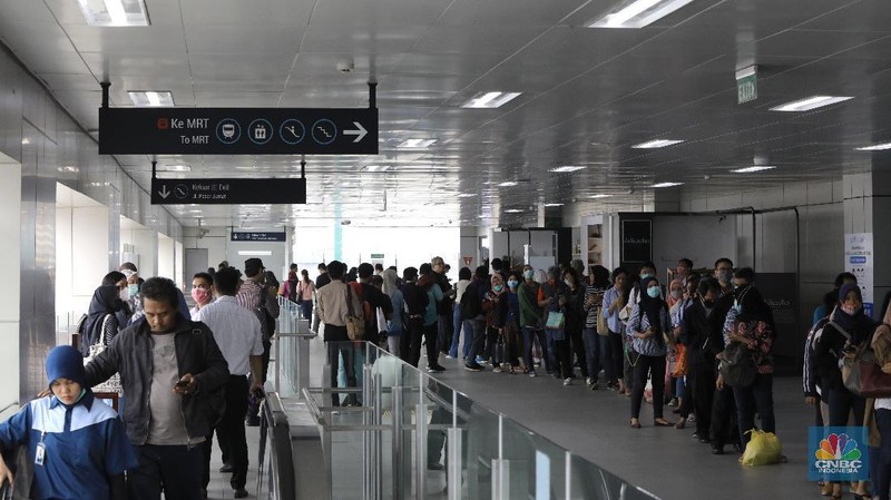Banyak penumpang MRT yang terpaksa mengantre panjang imbas dari kebijakan pembatasan gerbong dan jam operasional dalam mencegah penyabaran virus Corona.
