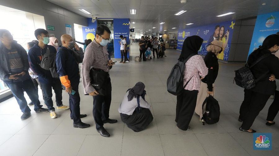 Banyak penumpang MRT yang terpaksa mengantre panjang imbas dari kebijakan pembatasan gerbong dan jam operasional dalam mencegah penyabaran virus Corona.