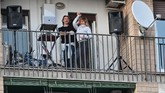 Sebuah pesan yang beredar di WhatsApp meminta warga untuk menyanyikan lagu yang berbeda-beda di harı tertentu, termasuk lagu kebangsaan di harı Jumat. (Andreas SOLARO / AFP)