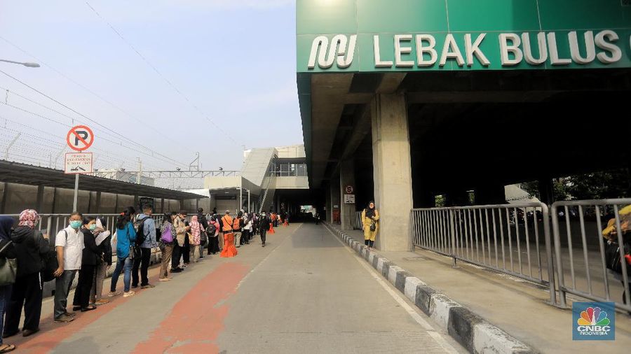 Banyak penumpang MRT yang terpaksa mengantre panjang imbas dari kebijakan pembatasan gerbong dan jam operasional dalam mencegah penyabaran virus Corona.