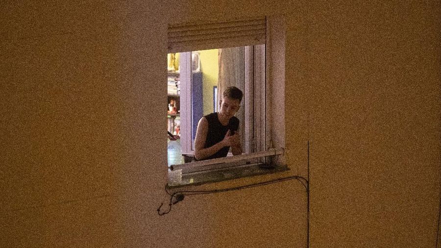 Spanyol kini memasuki lockdown. Namun sejumlah masyarakat bertepuk tangan dari balkon mereka. Ini merupakan cara mereka berterima kasih kepada staf medis.