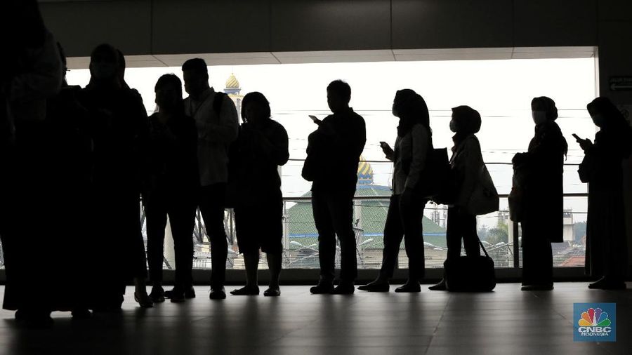 Calon penumpang mengantre di Stasiun Moda Raya Terpadu (MRT), Lebak Bulus, Jakarta Selatan, Senin (16/3/2020). Pagi ini banyak penumpang MRT yang terpaksa mengantre panjang imbas dari kebijakan pembatasan gerbong dan jam operasional dalam mencegah penyabaran virus Corona. (CNBC Indonesia/Andrean Kristianto)
