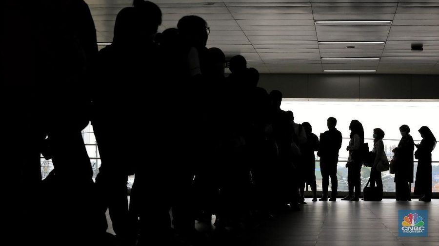 Banyak penumpang MRT yang terpaksa mengantre panjang imbas dari kebijakan pembatasan gerbong dan jam operasional dalam mencegah penyabaran virus Corona.