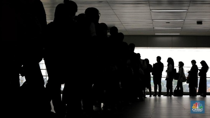 Banyak penumpang MRT yang terpaksa mengantre panjang imbas dari kebijakan pembatasan gerbong dan jam operasional dalam mencegah penyabaran virus Corona.