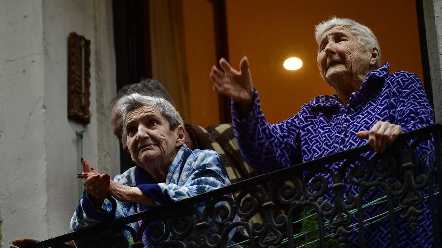 Spanyol kini memasuki lockdown. Namun sejumlah masyarakat bertepuk tangan dari balkon mereka. Ini merupakan cara mereka berterima kasih kepada staf medis.