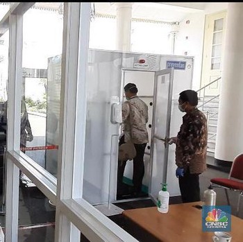Hanya di Istana Jokowi, Intip Bilik Disinfektan Corona