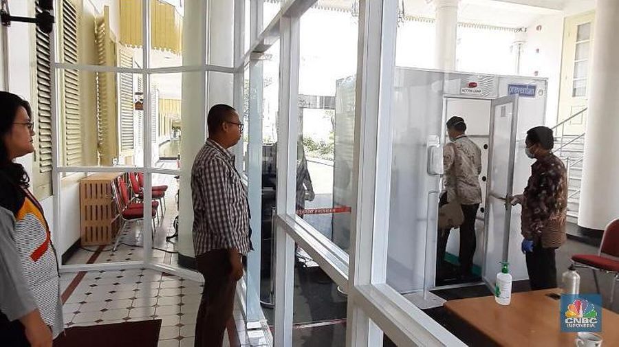 Dari Menteri, Wartawan, hingga tamu harus melewati bilik disinfektan tanpa kecuali. (Chandra Gian Asmara/CNBC Indonesia)