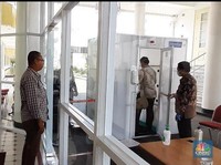 Hanya di Istana Jokowi, Intip Bilik Disinfektan Corona