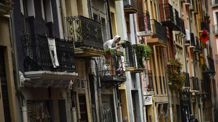 Spanyol kini memasuki lockdown. Namun sejumlah masyarakat bertepuk tangan dari balkon mereka. Ini merupakan cara mereka berterima kasih kepada staf medis.