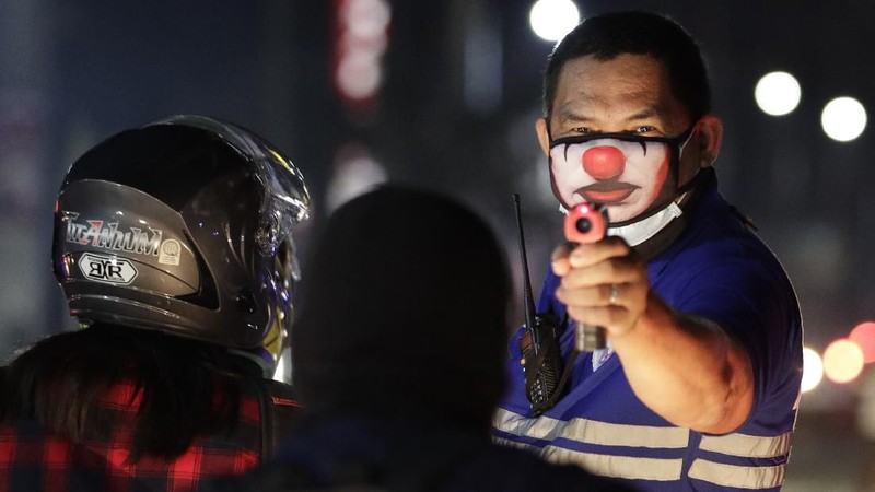 Banyak negara yang melakukan karantina massal (lockdown) terhadap kota-kota atau juga secara nasional demi menghambat penyebaran corona.