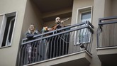 Rekaman video yang viral di media sosial menampilkan warga di Kota Tuscan menyanyikan ‘Canto della Verbena’, lagu tradisional dari rumah masing-masing. (AP Photo/Luca Bruno)