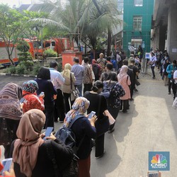 Penumpang Chaos, Anies Normalkan Jadwal Operasional MRT & TJ