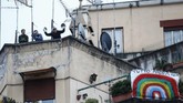 Untuk mengusir rasa bosan selama ada larangan keluar rumah, warga Italia bernyanyi bersama hingga membuat flashmob dari jendela dan balkon rumah. (Cecilia Fabiano/LaPresse via AP)
