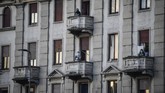 Sementara di beberapa distrik di Roma, pada Jumat malam warga kompak menyanyikan lagu kebangsaan dari jendela apartemen. (Claudio Furlan/LaPresse via AP)