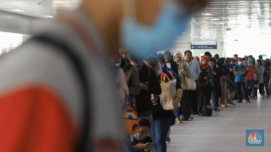Banyak penumpang MRT yang terpaksa mengantre panjang imbas dari kebijakan pembatasan gerbong dan jam operasional dalam mencegah penyabaran virus Corona.