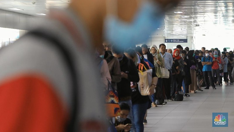 Banyak penumpang MRT yang terpaksa mengantre panjang imbas dari kebijakan pembatasan gerbong dan jam operasional dalam mencegah penyabaran virus Corona.