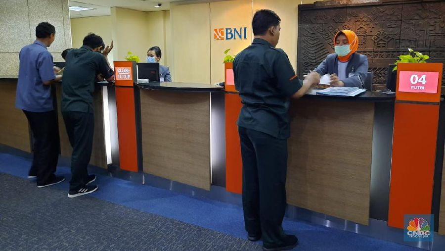PT Bank Negara Indonesia (Persero) Tbk (BNI) menerapkan penyesuaian sistem kerja yang bertujuan untuk menekan penyebaran virus corona atau COVID-19.