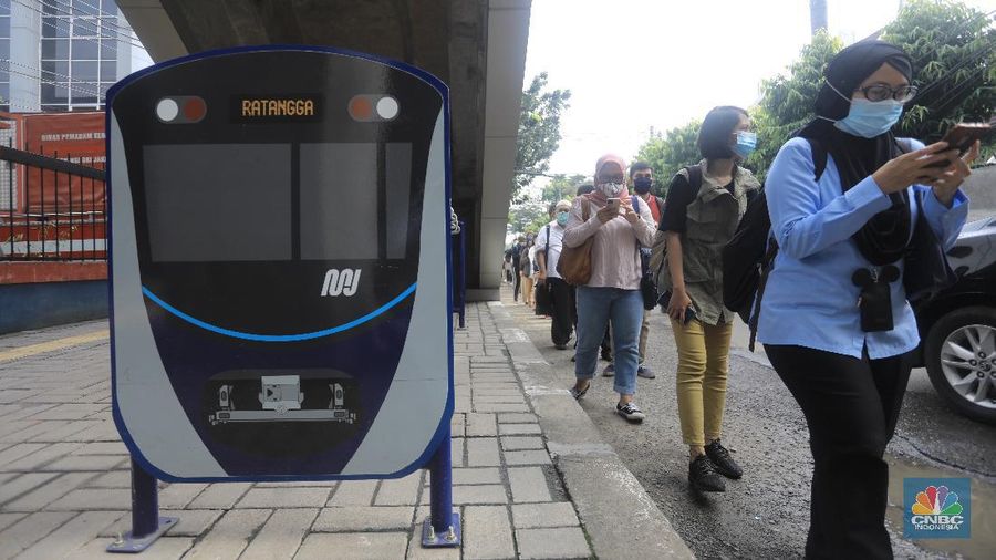 Calon penumpang mengantre di Stasiun Moda Raya Terpadu (MRT), Lebak Bulus, Jakarta Selatan, Senin (16/3/2020). Pagi ini banyak penumpang MRT yang terpaksa mengantre panjang imbas dari kebijakan pembatasan gerbong dan jam operasional dalam mencegah penyabaran virus Corona. (CNBC Indonesia/Andrean Kristianto)