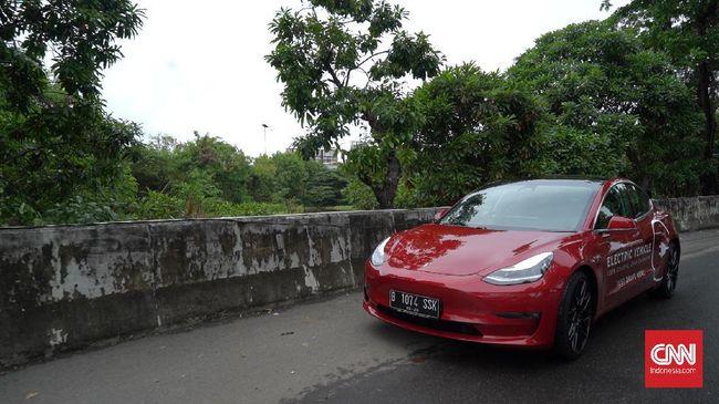  Polisi  Bakal Tes Mobil  Listrik Tesla  Model 3 di Jalan Tol