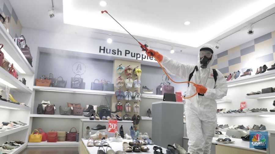 Petugas dari Palang Merah Indonesia (PMI) Jakarta Kota menyemprotkan cairan disinfektan di gedung Sarinah, Jakarta, Selasa (17/3/2020). PMI Jakarta Kota terus berupaya melakukan penyemprotan disinfektan guna pencegahan penyebaran virus Covid-19 korona. (CNBC Indonesia/Tri Susilo)
