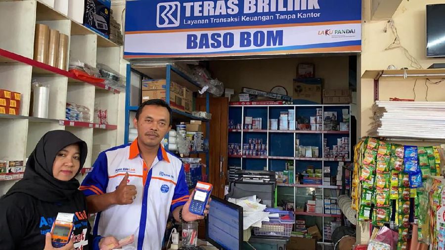 Nardi pun menjadi contoh salah satu nasabah UMKM BRI yang berhasil “naik kelas”. Sejak tahun 2016, Nardi memutuskan untuk menjadi Agen BRILink dan kini rata rata transaksinya mencapai 100 transaksi per hari. (Dok.BRI )