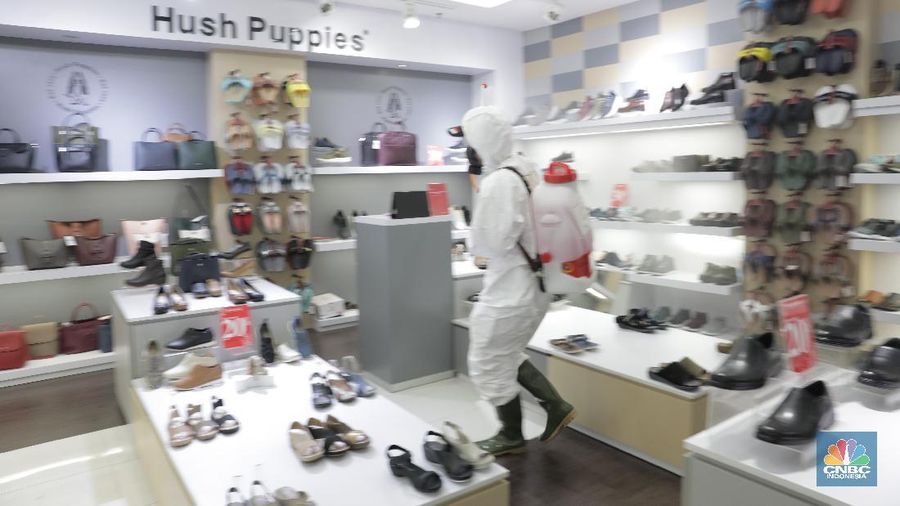Petugas dari Palang Merah Indonesia (PMI) Jakarta Kota menyemprotkan cairan disinfektan di gedung Sarinah, Jakarta, Selasa (17/3/2020). PMI Jakarta Kota terus berupaya melakukan penyemprotan disinfektan guna pencegahan penyebaran virus Covid-19 korona. (CNBC Indonesia/Tri Susilo)